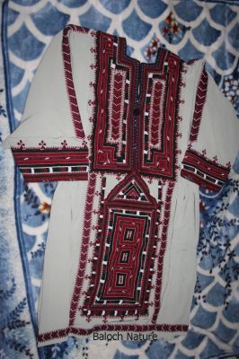 Baloch handmade women dress
بلوچ جنینی پشک
Baloch janini pashk
بلوچ جنین گیشتر وتی گد ءُ  پوشاکاں پہ وتی دستاانی دوچ انت۔ مرچاں باز کلدار ھرچ کن انت بلے وتی گداں نوک نوکیں دوچ دوچ انت ۔
