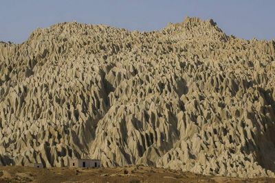 Hangol Mount
Decorated Mountain
بلوچستان ءِ کوہ ءُ تلار ہؐم قدرت ءَ تراشتگ انت ۔ 
باز ڈولداریں ءُ کنڈگ کنڈگیں کوہ انت ۔ 

