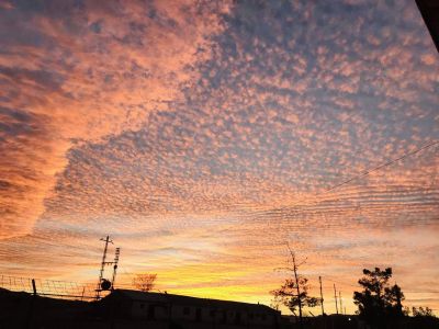 A sunset of Shaal
شال ء دیگر
Shaal e degar
بلوچستان پہ ندارگ ءَ وتی مٹ وت انت ، اے شال بزاں مرچیگیں کوئٹہ ءِ یک زمستانی روچ زرد بزاں دیگرے وھد انت کہ روچ ءُ چمبرانی ہمگرنچی یک مستاگ ودی کن انت ۔ 
