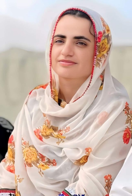 Dr. Mahrang Baloch
Dr. Mahrang Baloch
ڈاکٹر مہرنگ بلوچ
مہرنگ یک نام ءِ نہ انت بگندے اے یک آواز انت پہ ہما  ماتاں کہ آھانی گونگنیں بچ بے گواہ انت، پہ ہما جنیناں کہ آھانی جود بےگواہ انت سرپد نہ انت کہ آ جنین انت کہ جنوزام انت، مہرنگ آواز انت پہ ہما چکاںی کہ آھانی سروک پت بیگواہ انت بلے چک سرپد نہ انت کہ آھانی سرا پت ءِ ساھگ است کہ چورہ انت۔  مہرنگ آواز انت ہما پتانی کہ پتانی چک چہ لوگ ءَ چست کتگ ءُ بیگواہ کتگ انت بلے آ ہم اے سرپد نہ انت کہ آھانی ورنائیں بچ زندگ انت کہ اے جہان چہ شتگ انت ۔ 
https://en.wikipedia.org/wiki/Mahrang_Baloch
