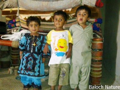 Baloch Kids
چوریگ
Choreeg
بلوچ گونڈوانی یک اکس ءِ وتی لوگ ءِ تہا بسترانی دیم ءَ ہوشتاتگ انت ۔ اے اکس ءِ توک ءَ بلوچی پوشاک ءَ ابید ڈنّی پوشاک ہم کارمرز کتگ ۔ مرچاں ڈنی پوشاک بلوچی پوشاک ءِ جاہ ءَ گران انت ۔ چیا کہ بلوچی پوشاک جوڑ کنگ ہمک مردم ءِ کساس ءَ چہ ڈن انت۔ 

