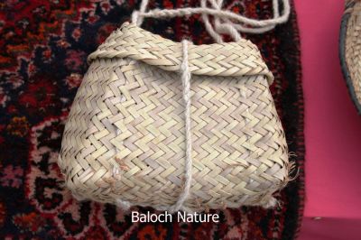 Baloch Classic carry bag
بڈڈی کپات
Baddi Kapat
بڈڈی کپات چہ دازے پیش ءَ جوڑ کنگ بیت ۔ کپات ءِ دپ پچ بیت ، بلے بڈڈی کپات  دپ ءُ دپگر بیت ، اشیا گیشتر مُساپری درگت ءَ وتی یک ءُ دوروچے راشن ءَ مان کن انت ۔ شوانگ ہم بڈڈی کپات ءَ باز کار مرز کنت۔ بڈڈی کپات چمیشا گوش انت کہ ایشیا بڈڈے کنگے کڈی پر۔
