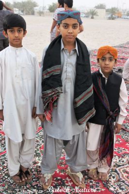 Baloch Kidds
بلوچ گونڈو
Baloch gowando
بلوچ زھگ بلوچ دود ءُ ربیدگی روچ ءِ درگت ءَ گوں بلوچی پوشاکاں
