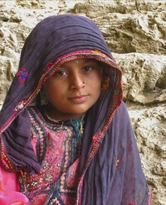 Baloch Face girl
بلوچ دروشُم چنیک
اے کسان سالیں جنیکو ءَ چے زانگ بیت کہ اے بلوچ رنگ ات ۔ پرچا کہ قدرتی وڑ و پیم انت کہ ہمک راج وتی دروشُم بیت ۔ ءُ اے جنیکو ہم بلوچ دروشُم ءِ چیدگ انت ۔ 
