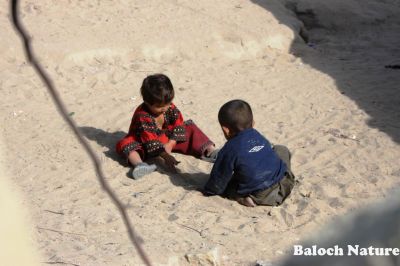 Baloch Children 
زھگ ماں ریکاں لیب ءَ
Zahag rikan laib a ant 
اے گنجیں گوادر انت کہ گونڈیں زھگ ریک ءُ پُلکانی تہا لئیب ءَ انت ۔ چونایا اے بلوچستان ءِ زمستانی بُنجاہ انت بلے زندے آسرات ءِ تمامیں  چیز بیگواہ انت ، ۔

