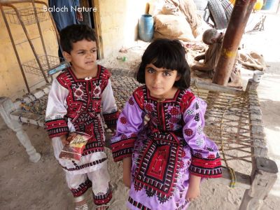 Baloch Girls
بلوچ جنک
Baloch Jenik
اے اکس ءَ چہ پدّر بیت کہ بلوچ چنچُک پدمنتگ انت ۔ ہمودا کہ چُک نشتگ انت آھانی چپ چاگرد ءَ باز چیز ایر ءُ موجود انت۔ 
