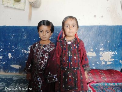 Baloch girls
دو جنک
Do jenik
اے دو کسانیں جنک انت کہ بلوچی ہوشاک گوں بلوچی دوچان زیبدار انت ۔ 
