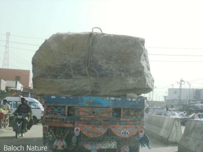 Marble raw Material
سنگ مرمر ءِ ڈوک
Sing  Marmar e dok
اے سنگ ءِ مرمر ءِ ڈوک ءِ کہ لاری ءَ لڈ اتگ ۔ دیم پہ کراچی رھادگ انت ۔ آر سی ڈی  دگ ءَ ہم ساھت پانزدہ چہ بیست ہم ءِ وڑریں لاری گوں سنگ مر مر ءِ ڈوکاں گوازیت ۔ اے بلوچسانی مال مڈّی انت کہ پہ بے واجہی ءَ لُٹ ءُ پُل ءِ آماچ بوّگاں انت ۔
