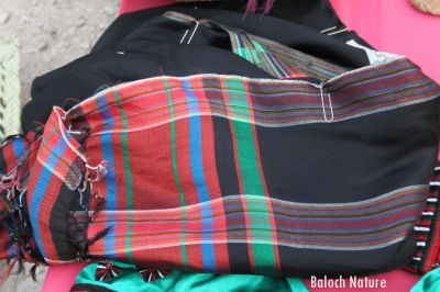 Balochi classic  muffler  
دزمال
Dazmal
دزمال بلوچ ءِ دود ءُ ربیدگے چیدگ ءِ جوڑ بوتگ ۔ دزمال گدا چہ جوڑ کنگ بیت۔ بلے اشیے جوڑ کنگ ءَ بلوچ تب ءِ باز ھیال گور کنگ بوتگ ۔ اشیے جوڑ کنگ ءَ وھدا ایشان رنگ ہم پہ وڑے رد ءُ بند داتگ انت ۔  ءُ بلوچ بے دزمال ءَ بلوچ زانگ نہ بنت مرچی باندا بلوچ دزمال ءَ وتی راجی میراث ءِ زانت، ءُ دزمال بلوچ ءِ پجّار انت۔
