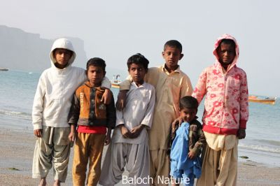 Kids from Gwadar 
گوادر ءِ گوانڈو
Gwadr e gowando
گوادر بلوچستان ءِ زمستانی بُنجاہ ءِ کنگ بلوچستان ءِ جاور گیگ نہ بنت ۔ چرے اکس ءَ چہ پدّر بیت کہ بلوچستان ءَ چنچوک دیم رئی کتگ۔
