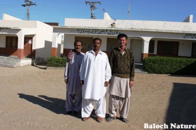 Staff of HS Pasni
پسنی ھائی اسکول ءِ کاردار
HS. Pasni e Staff
پسنی اسکول ءِ درائیں اسٹاف بزاں کاردار باز عزت دئینت ۔ اسکول ءِ توک ہم باز درچک ءُ دار گندگ بنت ءُ ساپ ساپ انت۔ بلے افسوز انت کہ تانسریں اسٹاف ءِ اکس دست نہ کپت۔
