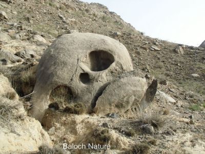 A view of Hub Balochistan
حب ءِ ندارگ
Hub e nadarag
بلوچستان ءَ قدرت ءَ ہمک وڑین کوہ ءُ سنگ ءُ ڈوک جوڑ کتگ ۔ اے ہم یک ڈوک ءِ حب ءِ کوہ ءِ دامن ءَ انت کہ اگاں تو دور ءَ بچارے ترا ہمے سما بیت کہ اے یک انسانی سرے کڈولگ انت بزاں کانپول انت۔ بلے کسانیں چُک ہمیشیے تہا نند انت ءُ پاداں لونجان کن انت کہ انچو زانگ بیت کہ کُرشی ات٫ چاروک وت بزان انت چے ات؟

