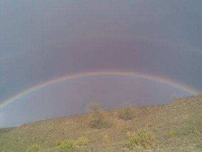 Rainbow 
سنج یا درین
سنج ہپت رنگانی مُچّی انت، کہ ہور ء گوارگا رند زاہر بیت - سنج قدرتے بے مٹّیں ندارگ انت، بلے اگاں سنج بلوچستان ء کوہ اُو جُمپانی سربرا زاہر بہ بیت گڈا ندارگ بے مٹ وُ بے درور بیت
مُلا فاضُل گوشیت
بُوہ  امُلّا  ماں  کدّھاں  زرّیں  مینتگاں
سنج و گوناپ پہ کہیب زُلپ ء کشّتگاں



