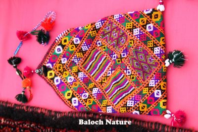 Baloch classic bag
جامگدان
Jamagdan
جامگ دان چہ گُد ءُ نرمیں پوست ءَ جوڑ کن انت۔ اے یک درپ ءِ کار ءَ کیت ۔ مستریں جامگدان ءَ قران مان کن انت ءُ کسترین ءَ جُز مان کن انت ، بلے بلوچستان زمانگ ءَ لہتیں جاہاں تنی وھدی کسانیں ازباب بزاں مُدکش، مشینوک، نپادی سُوچن، یا گوندوچ، دگہ ھُورتیں ازباب جامگ دانانی توک ءَ کتگ انت کہ گار ءُ گمسار مہ بنت ۔ 
