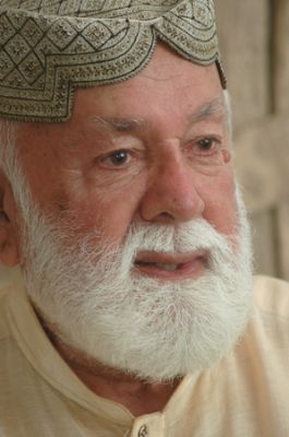 Sardar Khair Baksh Marri
سردار خیر بخش مری

دور زانتی،سگ و برداشت،،ژند نہ بیگ و بیمناکیں تہاروکی آں وش بھتی آنی صہب ئے
ودار ئے دپتر کہ وژنام بیت،گڈء سردار خیر بخش مری ئے نام مستاگ بیاں پہ ایر دستیں
راجء اوست و امیت ئے دروشم زوراں ھست و نمیران بیت
