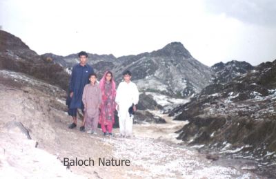 Mountaineer Baloch Kidds
کوہ نندیں بلوچ گونڈو
Kohnindin Baloch Gwando
بلوچستان ءَ شہرانی کم بوّگ ءِ چہ مرمانی نند و نیاد گیشتر کسان کسانیں میتگ ءُ کللگان انت ۔ اے اکس ہم پددر کنت کہ اے گونڈو کوہ جاہ منندیں  انت ،
