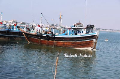 Boat leaving for fishing
لانچ پہ شکار ءَ سرگپگ
Lanch pa shikara sargiptag
لانچ دگنائے کوہنیں اولاک بوتگ کہ مردماں جوڑ کتگ  دریا توک ءَ سپر کتگ، چونایا گوشنت کہ اولی لانچ ءِ جوڑ کنوک حضرت نوع بوتگ۔ بلے چرایا رند ہرکس ءَ جوڑ کتگ۔ بلے مرچی باندا لانچ پہ مساپری کم ءُ ماھیگ ءِ شکار ءَ گیش کارمرز بوّاگاں انت۔


