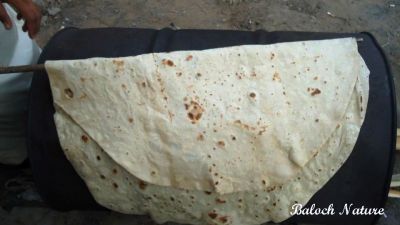 Balochi Bread 
نان
Naan
اے بلوچی نان ات ، بلوچ اے نان ءَ ڈرمب ءِ توک ءَ آس روک کنت ءُ ڈرمب ءِ پُشت ءَ وتی تین جوڑ کنت نان ءِ پچیت پہ۔ اے نان چہ یک میٹرے قدّا چہ گیش بیت بلے کم نہ بیت ۔ حاجی گرکی کومنٹ داتگ کہ باید انت کہ اے نان گنیز بُک ءَ رکارڈ بوتیں ۔ اے ھبر راست انت بلے بلوچ ءِ واستہ ھنوز دلی دور است

