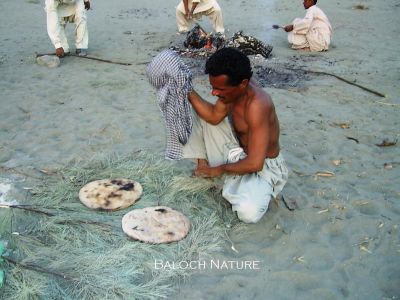 Bread backer
پُرانی پچوک
Porani e pachok
پرانی ءِ پچگ آسان نہ انت چوشکہ  پُرانی ءِ ورگ آسان انت ، بلوچان گوشتگ '' ہما کار ءُ ہما مرد '' اے مرد ہم پُرانی ءِ کوّاس ات، پُرانی ءِ آرت  ءِ تر کنگ ءُ لیس دیئگ، واد پہ کساس مان کنگ ، پُرانی چنکیاس مزن یا کسان کنگ ، اے درستان یک کوّاس بزانت۔ اے مرد بالیچہ ءِ توک ءَ پہ پُرانی ءِ پچگ گلاہگ ءِ مُہتاج نہ انت۔
