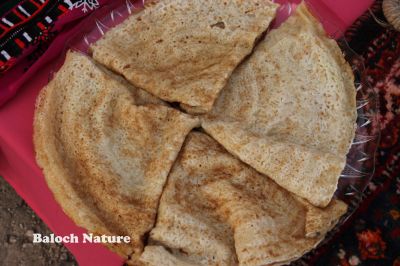 A Type of Balochi Bread
seiserk
سیسرک
سیسرک یک نہونگ ءِ نان ۔ بلے اے گیشتر وشیں روچاں جوڑ کنگ بیت ۔ بزاں عید ،مُردگانی ۔ سیسرک اڈ کنگ ءَ آرتاں شُرد کن انت ۔ پدا گرمیں تین ءِ سرا پچ کن انت ۔ کمءِ کہ پچگ یا بُو ات ، تین ءَ چہ ایر کن انت سربرءَ شکر پر کن انت او ورانت ءِ کہ باز تام دار انت ۔
