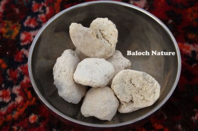 Shillanch
شیلانچ
ھُشکیں شیلانچ چہ گیشیں یا سرتکگیں شیلانچ ءَ چہ جوڑ کن انت ۔ شیلانچاں پالا انت ، پدا کمّے واد مان کن انت۔ شرّ جن انت ءُ پدا گِلّڑ گلڑ کن انت ءُ روچ ءِ سرا تاپ کن انت۔ تنکہ ھُشک بہ بنت۔ ھُشکیا رند درپان کن انت ھاجت ءِ ردا کار مرز کن انت ۔ شیلانچاں گیشتر گونڈو ورانت۔ برے برے نان ھُشک بنت گڈا شیلانچاں چوپ انت ءُ آپ ءُ ساپیں روگن مان کن انت ءُ گوں نان ءَ پُنڈ انت ءِ۔
