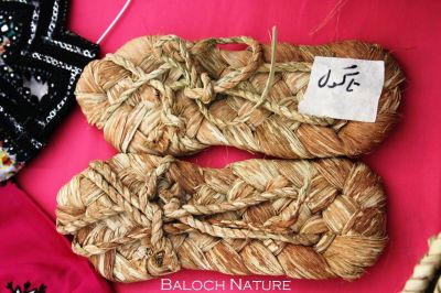 Baloch classic footwear 
تککول
Takkol
تککول بلوچستان ءِ کوہنیں پاد ءِ پوشاکاں کارمرز بوتگ ۔ تککول چہ داز ءِ پیش ءَ جوڑ کنگ بیت ، اے گیشتر جنینان پاداں کتگ انت بلے مردیناں ہم پاداں کتگ انت ۔ مرچاں کوہ نندیں مردم انگتہ کارمرز کن انت ۔ 

