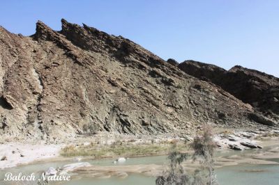 Talaar Mount
تلار ءِ بند
Talaar e band
بلوچستان چونایا گیشتر کوہانی مات بندانی نام انت۔ بزاں بلوچستان بہ بیت ءُ کوہ مہ بیت چوش بوت نہ کنت ۔ تلار ہم یک ٹوہیں مات بند ات۔ کہ مکران ءِِ تیاب دپی ھنداں گوں گوریچانی ھنداں چہ جتا کنت ۔ اے یک کسانیں مات بندے بلے اشیے سر کپگ باز گران انت۔ 
