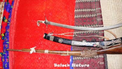 Baloch classic weapons
زھم ءُ پلیتگ
Zahm o Palitag
زھم ءُ پلینتگیں تُپنگ کوہنیں بلوچانی سلاہ بوتگ انت، ایشانی سرا دشمن نزیک نیشتگ انت، بلکن جتگ ءُ چہ وتی سرڈگار ءَ تاچینتگ انت، مرچی ہم زھم مرد ءِ نشانی انت ۔
