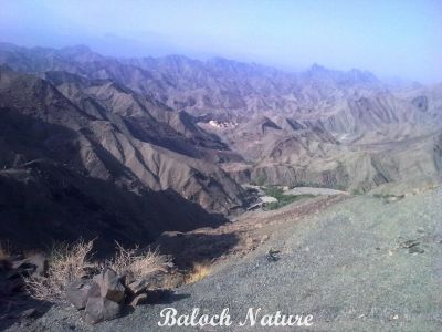 Zamoran Landscape
زامُران ءِ ندارگ
Zamoran e Nadarag
اے ندارگ ہم ءِ پیش داریت کہ من بلوچ تنیگا زندگ استوں ۔ ادا ترا یک کللگ ءُ کسانیں میتگ پیش داریت ۔ اے بلوچانی زندے نشانی انت ۔ بلوچ اگاں کوہ ڈررانی تہا نشتگ انت بلے وتی سُرمگیں کوہانی دامناں چہ تکش کش اتگ ءُ کللگ جوڑ کتگ ءُ آباد کتگ انتے ۔ چریشیا چہ مردم سرپد بیت کہ بلوچ باز دیر انت کہ اے سرزمین ءَ آباد انت ۔ 
