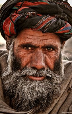 A Face of Balochistan
Balochistan e chahrag
بلوچستان ء چہرگ
اے اکس ء اگاں تو شرّی سرا بچارے ترا تانسریں بلوچستان ء چہرگ گندگ کئیت - سرے دزمال ء پیلڑاھگ، بے رد و بندیں ریش و بروت، پیشانیے کرچک، درتگیں مانپوشتگیں شال، نااُمیدیں چمّانی روک، ہُشکیں لُنٹ او وانگ ہیرانیں دیم، اے دراہ بلوچستان ء سپت انت 
اکس ء منّت 
واجہ جان البلوشی
