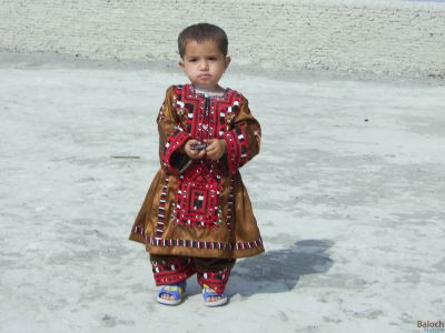 Baloch Girl Custom
Balochi Jinikki Godd
بلوچی دوچ

اے جنکّّے دوچییں گد باز ڈولدار انت - چونایا بلوچی دوچ بلوچاں چہ دگہ راجاں جتا و گستا کنت - پرچا کہ بلوچی دوچ ء دگہ راج جوڈ کُت نا کں انت 
