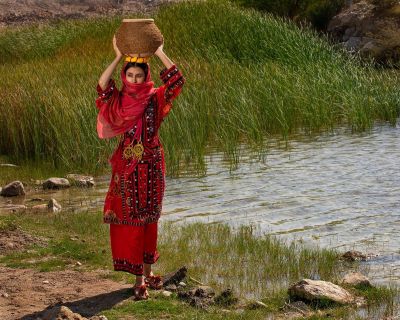 Baloch girl water carrying 
بلوچ جنک ءُ آپ
بلوچ ء زندے ضروریات باز انت  بلے آپ چہ درستان دیم ء تر انت ۔ مرچی دگنیا ماہ سرا لیب کن انت بلے بلوچستان تنیگا چہ وتا گیش نہ انت ۔ 
