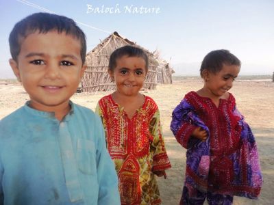 Baloch kids 
بلوچانی زھگ
Balochani zahag
اے بلوچانی زھگ انت ۔ کہ اشاں دگنیائے ءُ بلوچستان ءِ جاور ھالاں چے بے نیاز وتی بچکندگاں تالان کنگا انت ۔ اے بلوچستان ءِ باندات انت ۔ 
