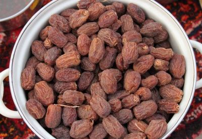Boild and dry date
آرگ
Aarag
آرگ گیشتر الینی ءِ رنگاں کوّل کن انت، پدا تاپ ءِ کن انت کہ ہُشک بنت، ھُشکیا چہ رند درپان کن انت ، او لوٹ ءِ پدا کارمرز کن انت۔ آرگ باز تام دار انت۔ بلے دگہ مچّانی براں کم آرگ جوڑ کن انت۔

