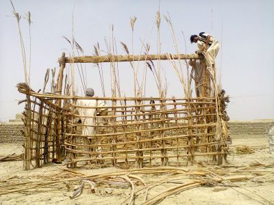 foundation of a Baloch classic hut
کرگین ءِ بندات
Kargin e bendat
اے کرگینیں لوگ ءِ جوڑ کنگ ءِ بندات انت ۔ منگ مک کتگ انت ءُ تیر سرا داتگ ءُ کلندر سرا داتگ انت ۔ کرزبند کتگ ۔
