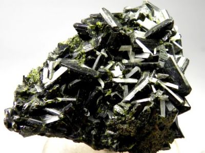 Epidote 
اپیڈوٹ
Epidote
اپیڑوٹ یک زات ء مادن ات کہ بلوچستان ء دمگ خاران ء پیداک بیت ۔ اے چو سبز گونگیں مادن ء باز مادنانی یک جائی انت ۔ اے کیلیشیم، المینیوم، آسن ء یکجاگہی انت ۔ اے چو بلور ساپ ء درپش ایت ۔ اے یک ائچیں مادن ء کہ پہ لوگ جاگہانی ڈولداری ء کارمرز بیت ۔ 


