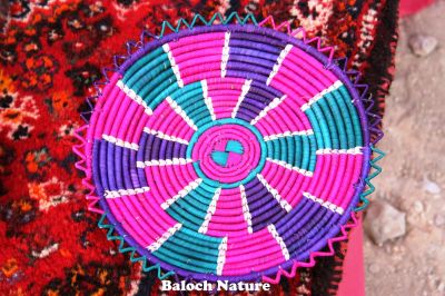 Balochi Bread tray
Techch
تیچ
تیچ یک اَردکانی درپ انت کہ اشیا نان مان کن انت ۔ اے تیچ بلوچانی تیچ نہ انت بلے بلوچ ءِ مرچاں باز کار مرز کن انت ۔ اے نمونگے تیچ ءَ چہ کاش ءُ ڈیل ءَ جوڑ کن انت
